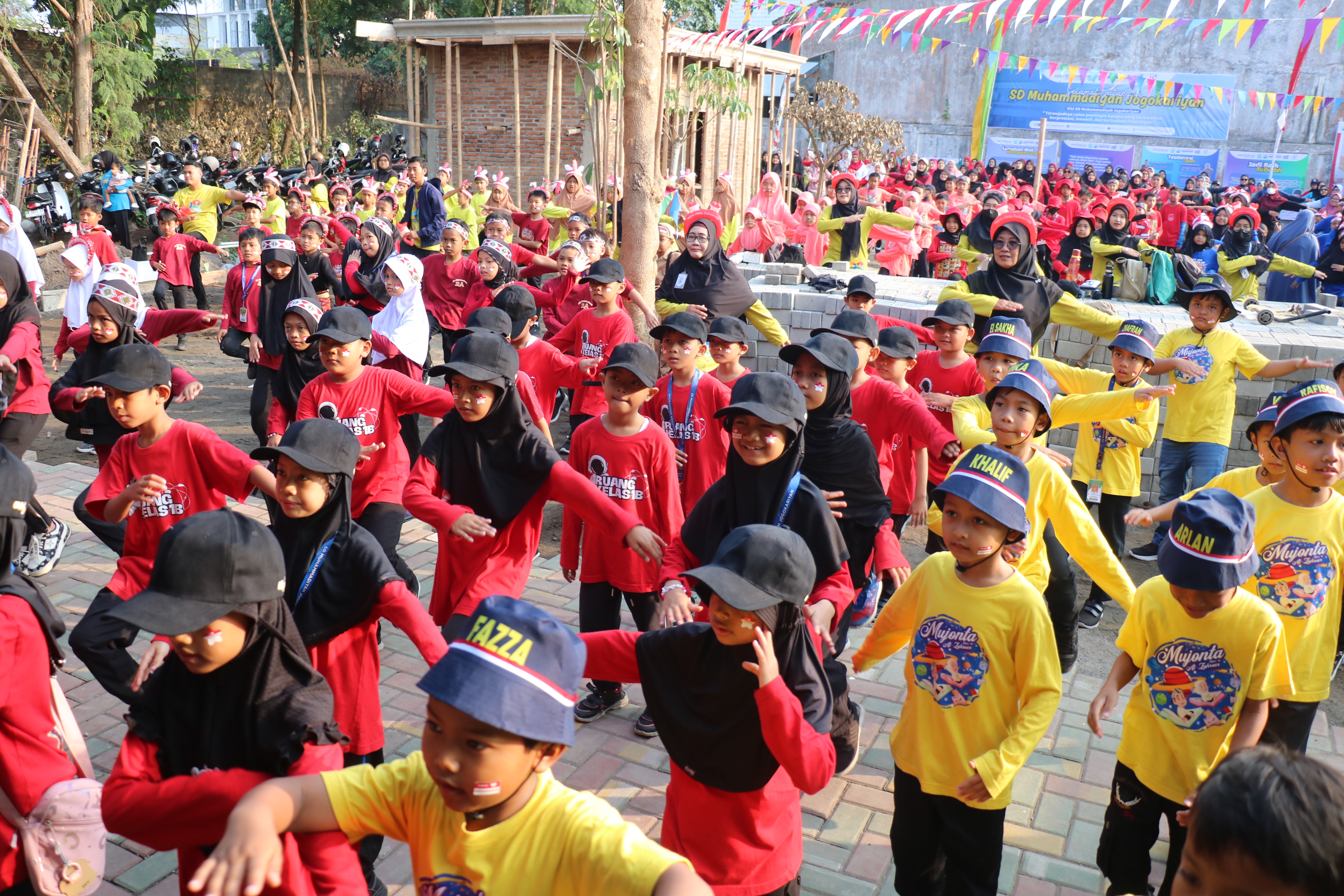 senam bersama murid & GTK SD Mujonta